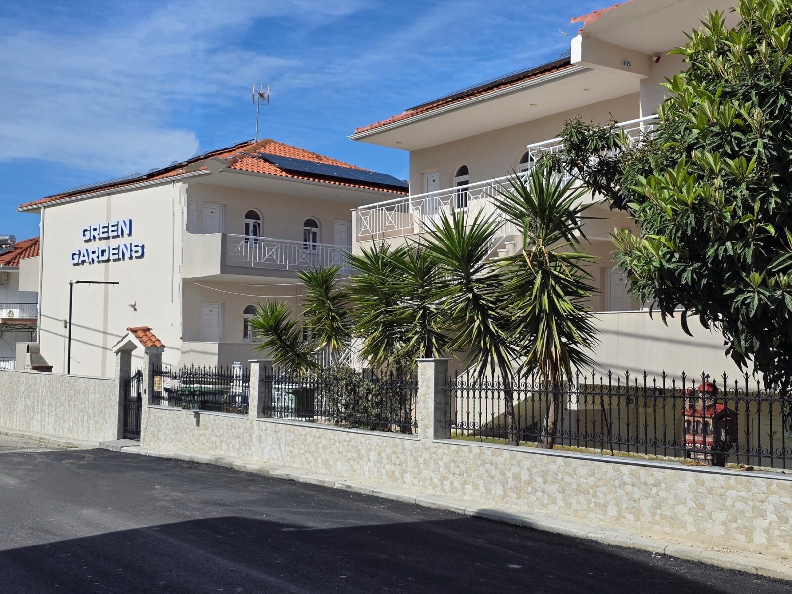 Grcka apartmani letovanje, Polihrono Halkidiki, Green Gardens, plaža u delu Polihrona u nivou sa kućom